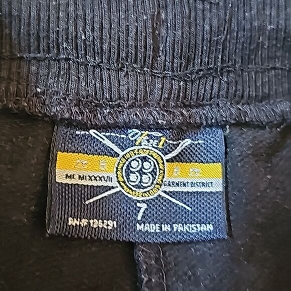 Black shorts size 7 boys - Picture 2 of 7